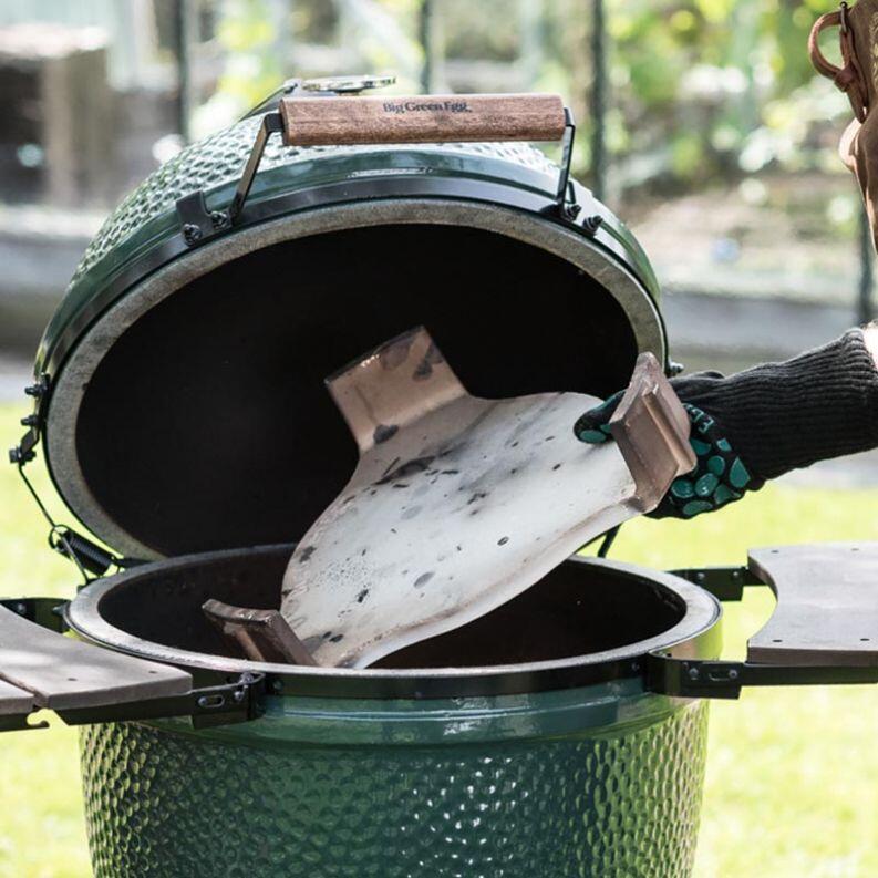 Big Green Egg ConvEGGtor Hitzeschild einsetzen im Keramikgrill