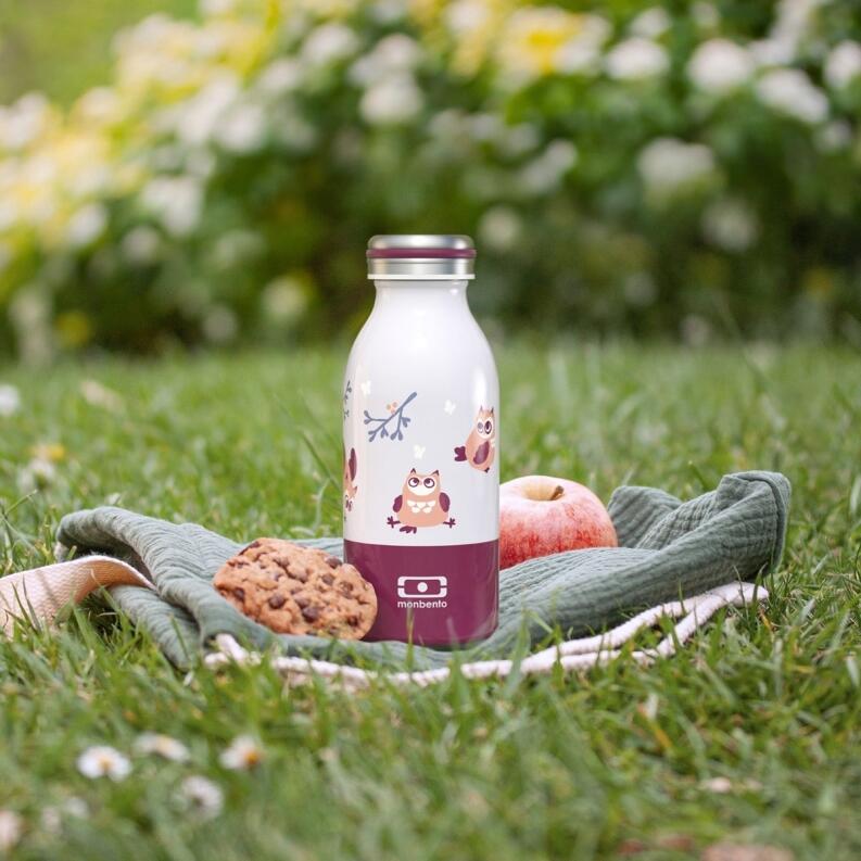 Monbento Isolierflasche MB Cooly lila Owly auf Picknickdecke
