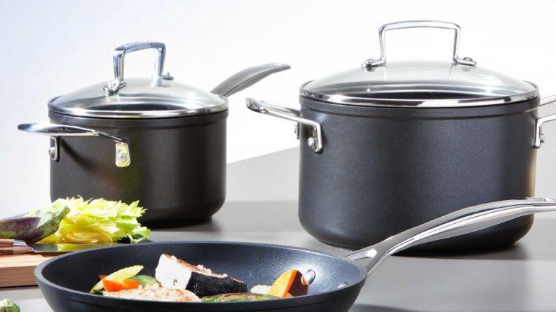 Le Creuset Aluminium-Antihaft-Pfanne flach bei KochForm