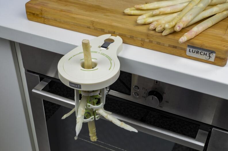 Lurch Spargelschäler grün schält weißen Spargel am Küchenbrett