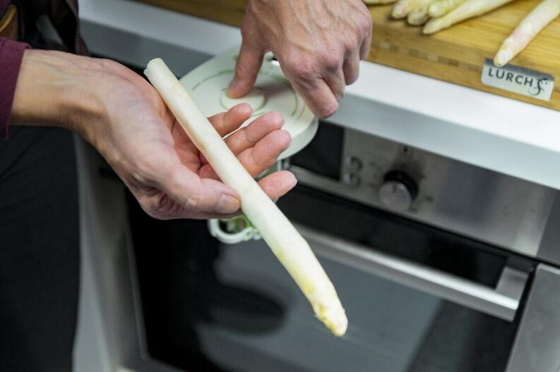 Lurch Spargelschäler grün schält weißen Spargel in der Küche
