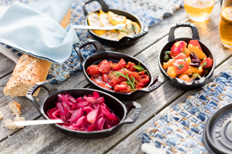 Staub Auflaufform oval aus Gusseisen in graphitgrau