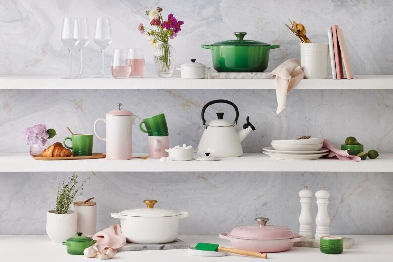 Le Creuset Mini Cocotte white auf Küchenregal mit Geschirr