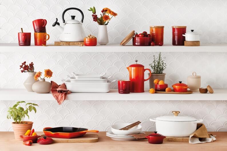 Le Creuset Mini Cocotte white auf Küchenregal mit Geschirr