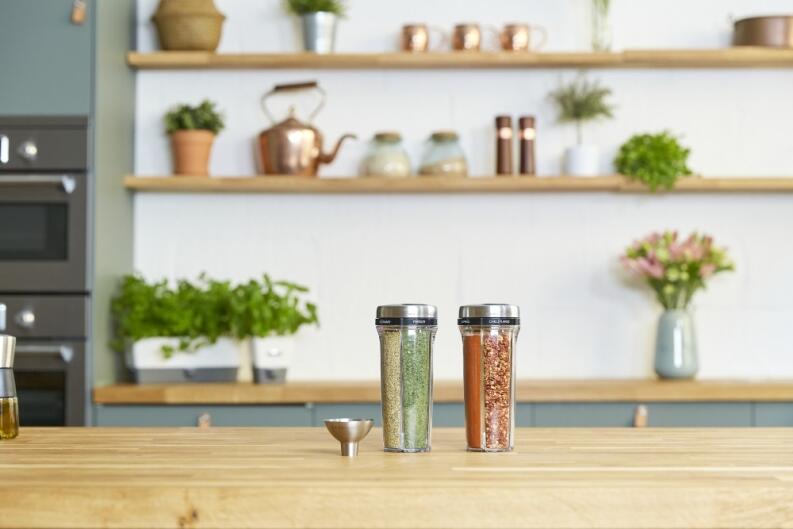 Cole & Mason Saunderton Gewürzstreuer Acryl Edelstahl Set auf Küchentisch