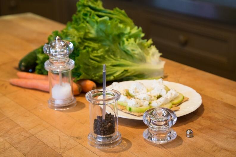 Cole & Mason 505 Pfeffermühle 14 cm transparent auf Küchentisch