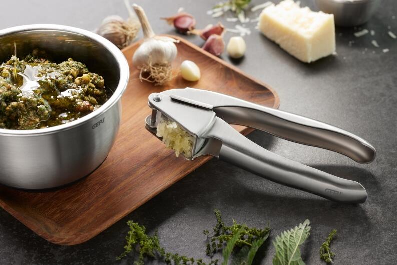 GEFU Knoblauchpresse IMPRENSA presst frischen Knoblauch für Pesto