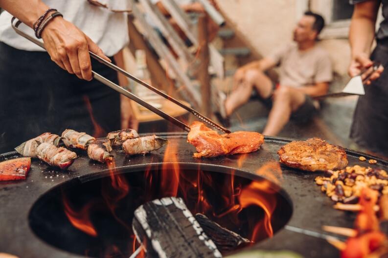 höfats Feuerzange am Feuergrill für Fleisch und Gemüse wenden