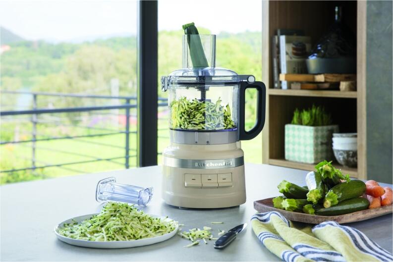 KitchenAid Food Processor 1,7 L creme mit Gemüse im Behälter