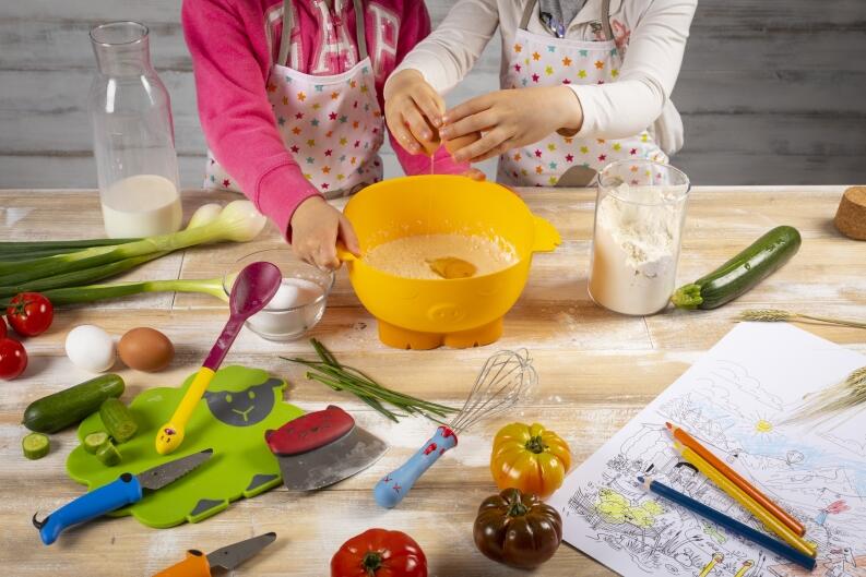 Kuhn Rikon Kinderkitchen Messer Hund blau beim Kochen für Kinder