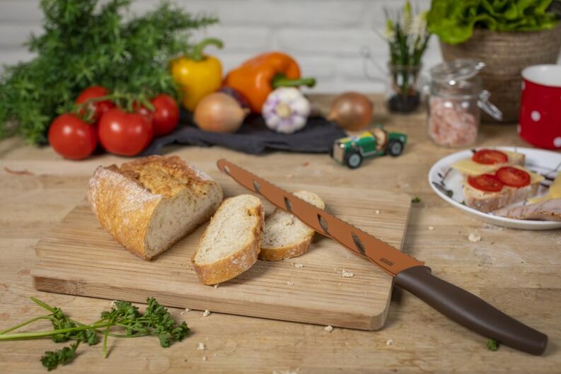 Kuhn Rikon Brotmesser braun schneidet Brot auf Holzbrett