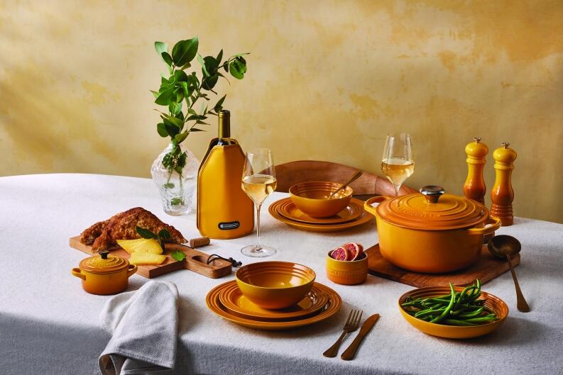Le Creuset Pfeffermühle nectar auf gedecktem Tisch in Gelbton