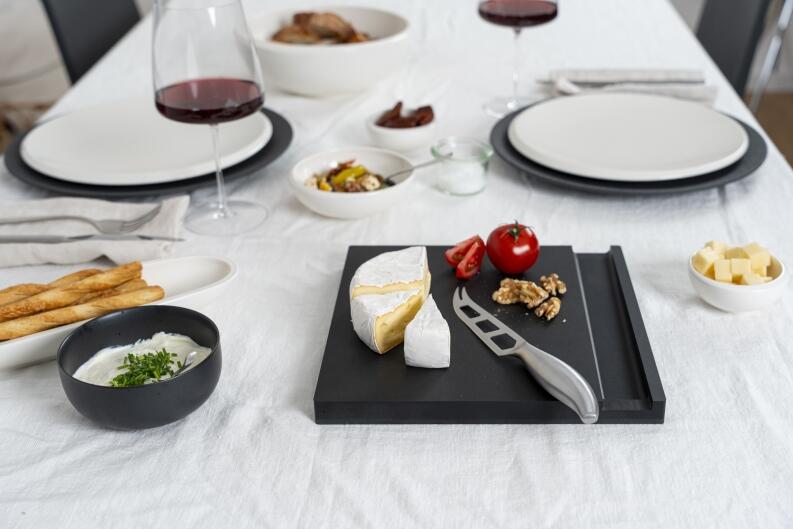 Continenta Käsebrett Duracore mit Messer, Käse und Nüssen auf Tischgedeck
