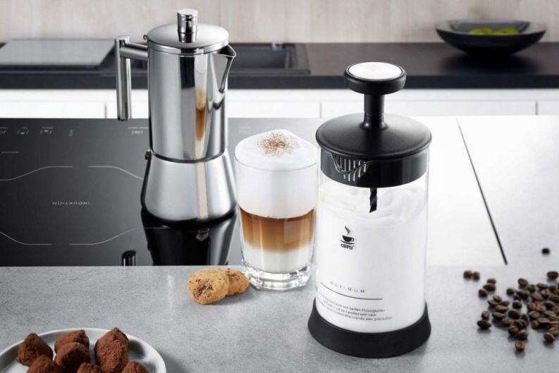 GEFU Milchaufschäumer ANTONIO für cremigen Milchschaum neben Espressozubereiter
