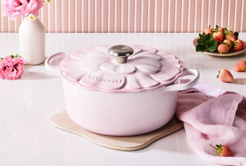 Le Creuset Bräter Signature Blume in shell pink