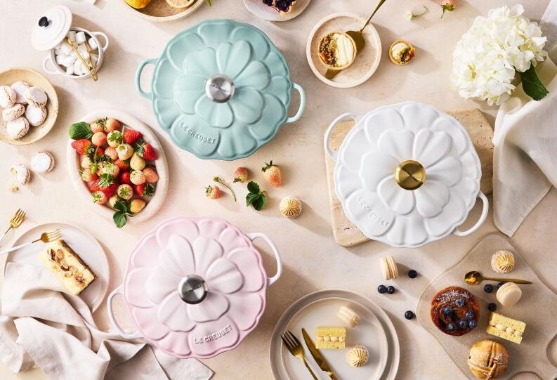 Le Creuset Bräter Signature Blume in sea salt