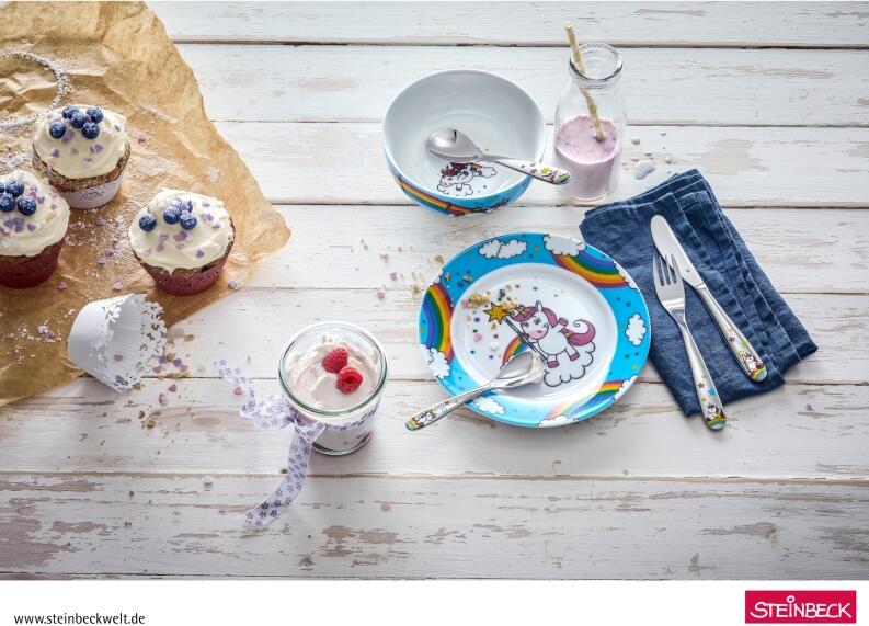 WMF Einhorn Kinderbesteck Set 4-teilig auf gedecktem Tisch