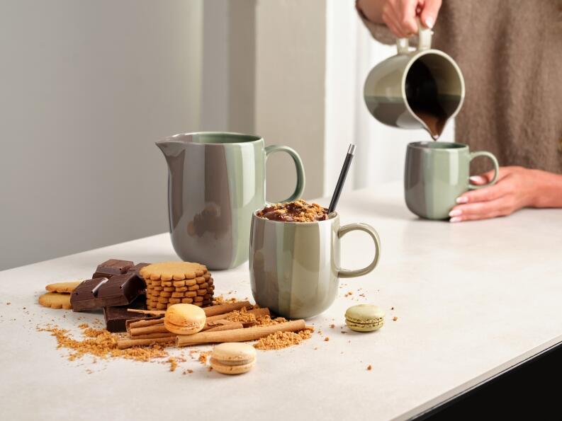 ASA Henkelbecher Joy pistachio, Kaffee wird in Tasse gegossen