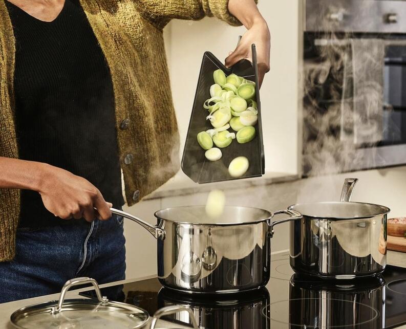 Joseph Joseph Chop2Pot Plus schwarz faltbares Schneidebrett Gemüse einfüllen