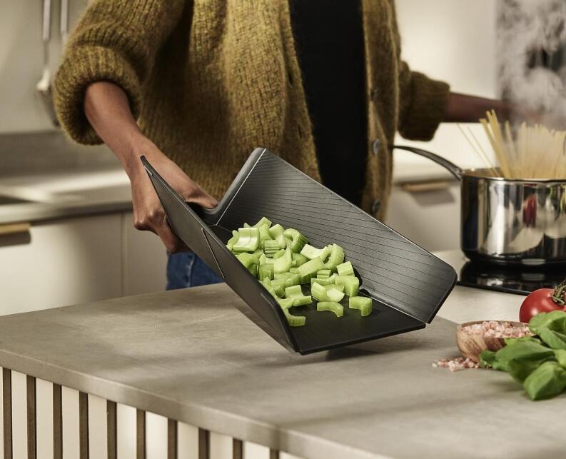 Joseph Joseph Chop2Pot Plus schwarz faltbares Schneidebrett mit Gemüse