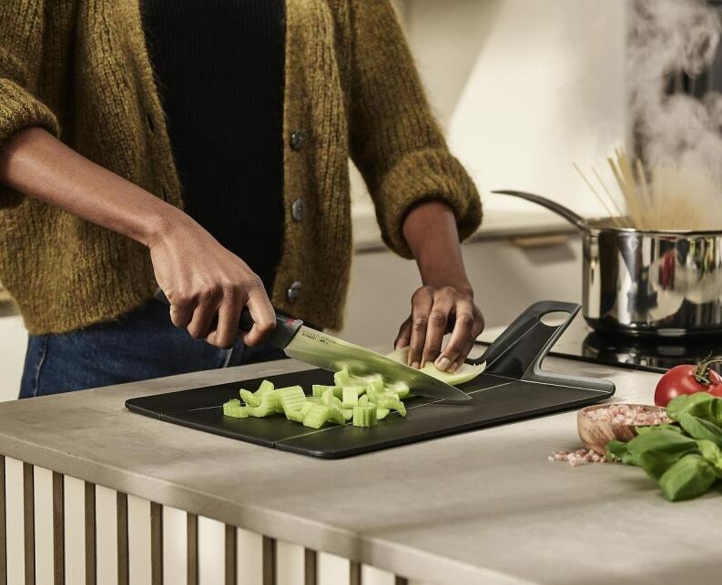 Joseph Joseph Chop2Pot Plus schwarz faltbares Schneidebrett beim Gemüse schneiden