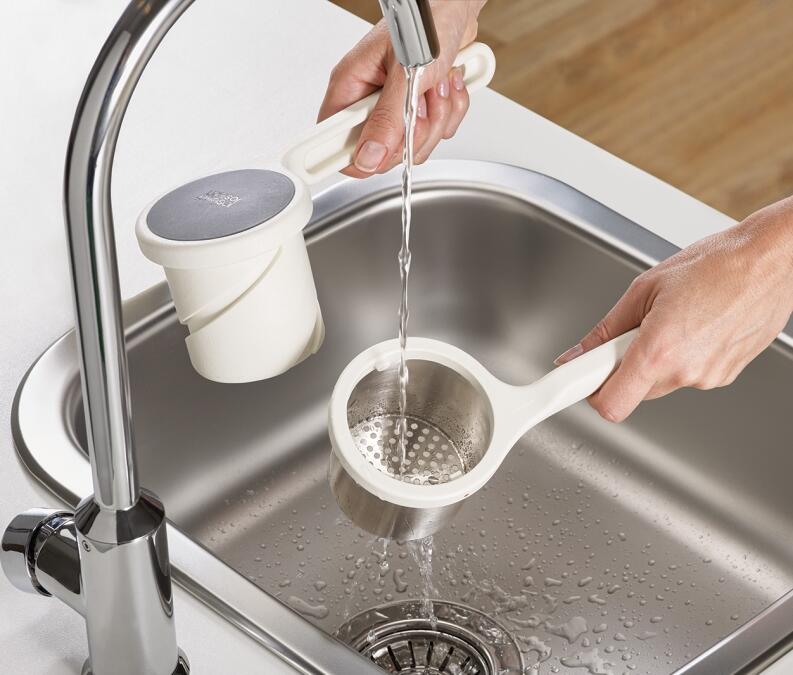 Joseph Joseph Helix Kartoffelpresse unter Wasser am Spülbecken reinigen