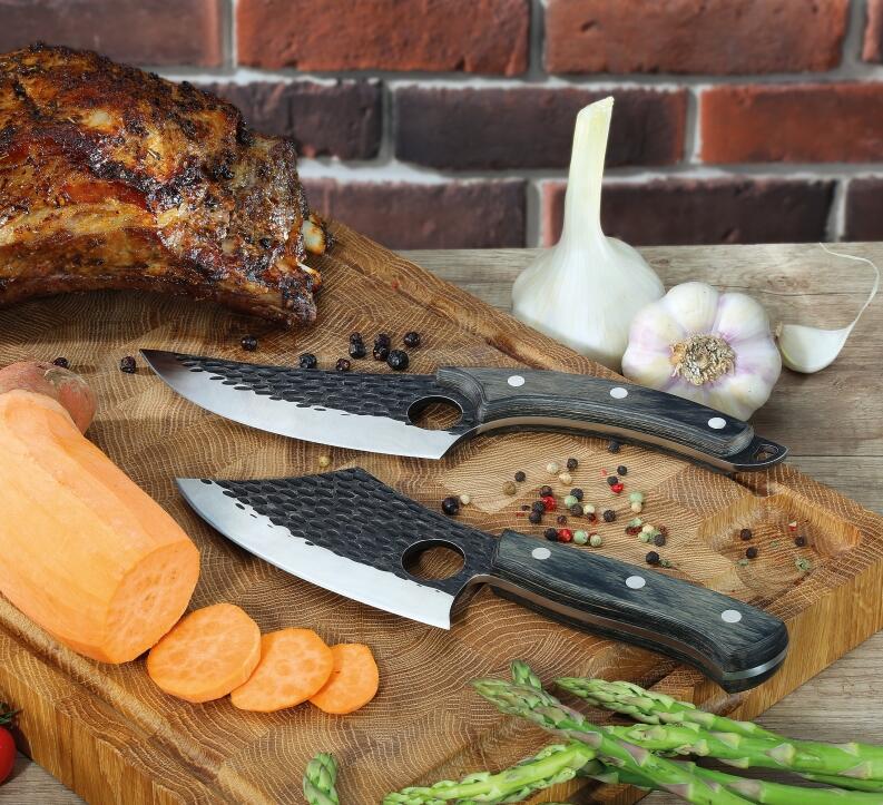 Zassenhaus Kochmesser RANGER auf Holzbrett mit Gemüse und Knoblauch