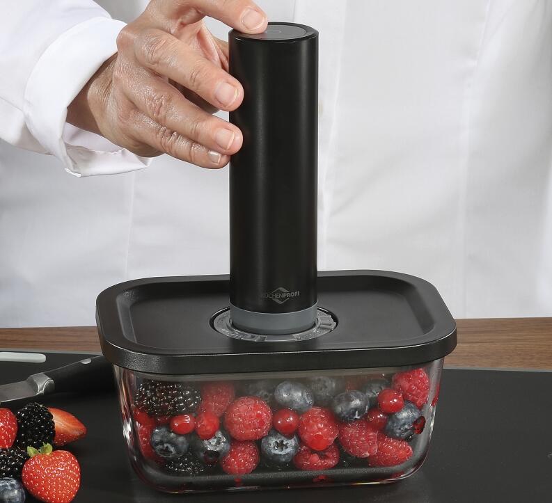 Küchenprofi Vakuumbox EASYFRESH 500 ml mit Beeren und Vakuumpumpe