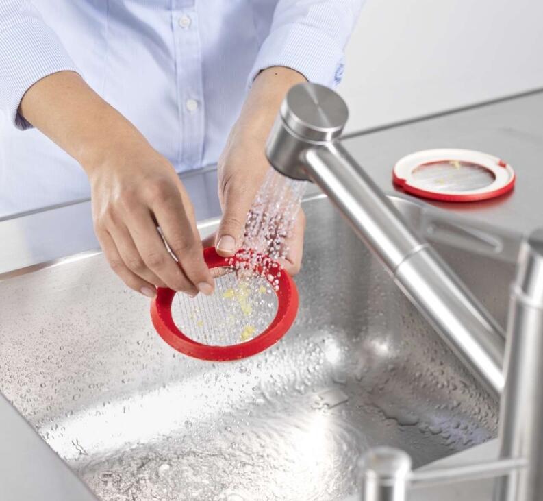 Betty Bossi Grobreibe Rösti Maker unter Wasser reinigen