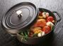 Staub Cocotte oval aus Gusseisen in schwarz