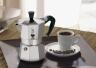 Bialetti Moka Express Espressokocher mit Espresso und Kaffeebohnen