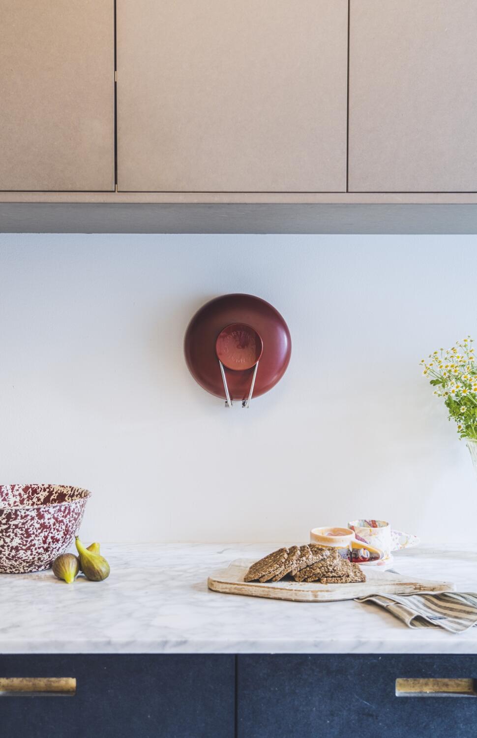 Hjortekær Danmark Wally Wand-Küchenwaage rot an der Wand