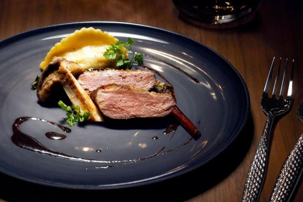 Entenbrust mit Maronen-Ravioli und Portwein-Reduktion