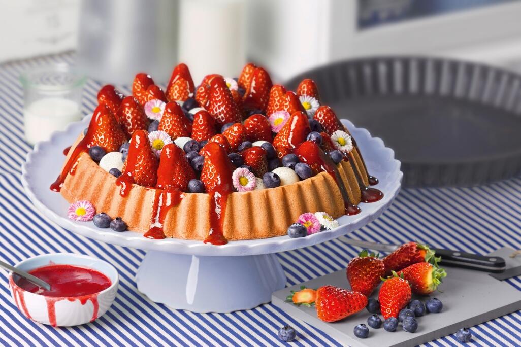 Erdbeer-Heidelbeer-Obsttorte mit Sauerrahm-Pudding-Füllung