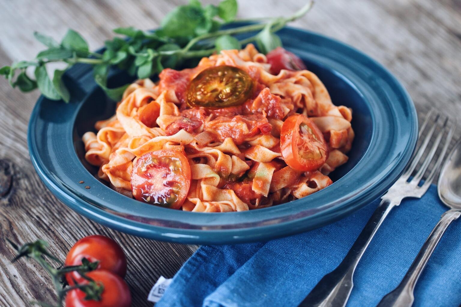 Selbstgemachte Pasta mit dreierlei Tomatensauce - KochForm