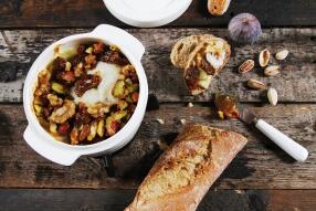 Gebackener Camembert mit Feigen, Nüssen & Pistazien