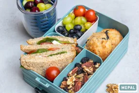 Club-Sandwich mit Spinat, Tomate und Ei