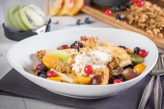 Obstsalat mit Tonkabohnen-Quarkcreme und Haselnuss-Crumble