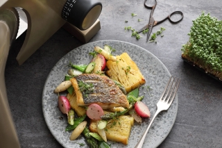 Wolfsbarschfilet mit Spargel und Kartoffelschnitten