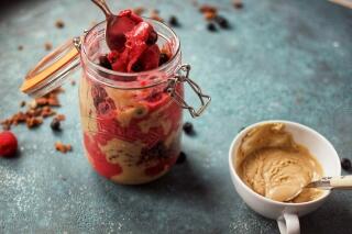 Mango-Himbeer-Bowl mit Mandelmus