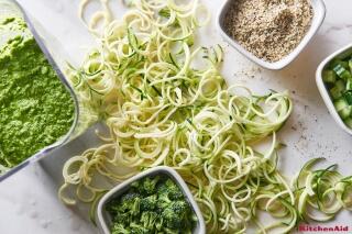 Zucchininudeln mit Brokkoli-Basilikum-Pesto