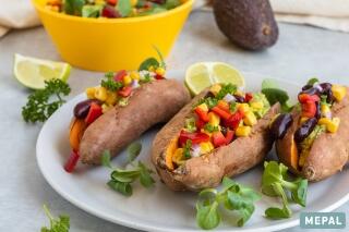 Gebackene, gegrillte Süßkartoffel mit mexikanischem Salat