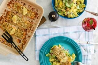 Ofenlachs mit Honig-Senf-Kruste auf Kartoffel-Gurkensalat