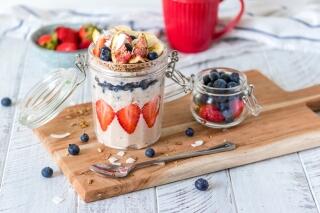 Overnight Oats mit Beeren im Glas