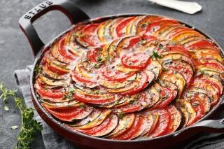 Würziges Ratatouille-Gemüse aus dem Ofen mit Fetakäse