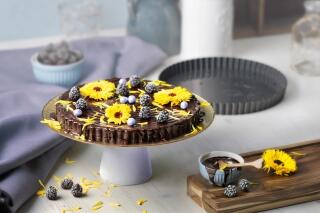 Schoko-Ingwer-Tarte mit Brombeeren und Macadamianüssen