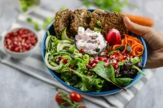 Summer Bowl mit Quinoa-Bratlingen