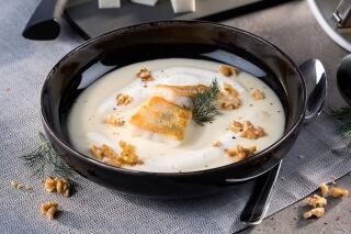 Sellerie-Walnuss-Suppe mit gebratenem Zanderfilet