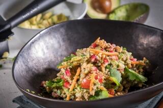 Quinoa-Avocado-Salat mit Granatapfelkernen und Walnüssen