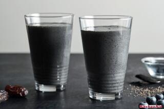 Schwarze Limonade mit Aktivkohle